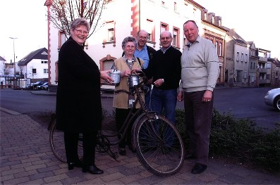 Warme Mahlzeiten auf dem Fahrrad transportiert