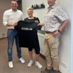 Ortsgemeinde Kettig begrüßt Neubürgerinnen und Neubürger mit „Skyline Kettig“-T-Shirt